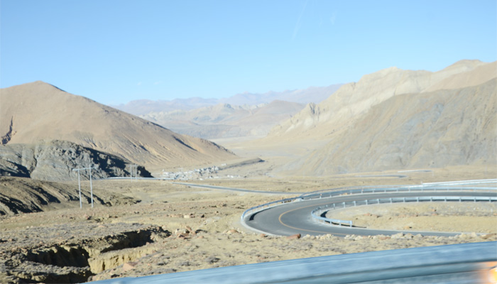 A big turn in Everest Road