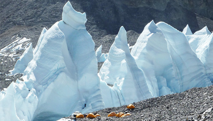 Rongbuk glacier offers magnificent view 