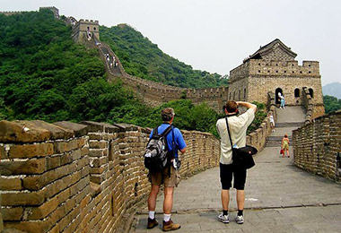 Take photos of beautiful scenery when hiking the Great Wall