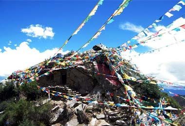 Northeast of Samye Monastery, Chim-puk Hermitage is a warren of caves that was once a meditation retreat for Gulug Rinpoche.