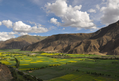 Scenery along the way to Tsedang