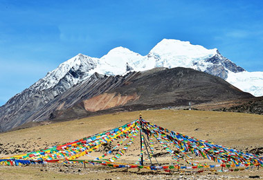 Nyianchentangula mountains along the way to Lake Namtso