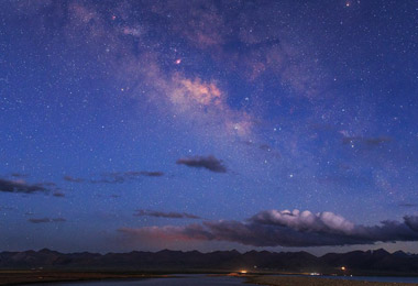 At night, you can enjoy the amazing starry sky by the lake side.