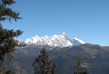 If you are lucky, you can see the Namche Barwa on the way to Bomi.