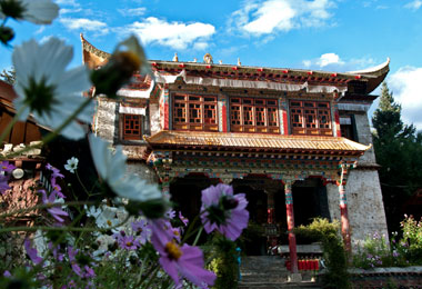 Tsodzong Monastery is located on the Tashi Island in the middle of the Basum Tso Lake.