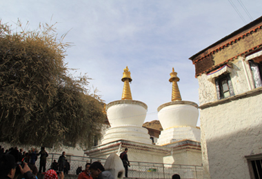 Pilgrims often circle  white stupas in  Tashilumpo Monastery to pray for Buddha's blessing.