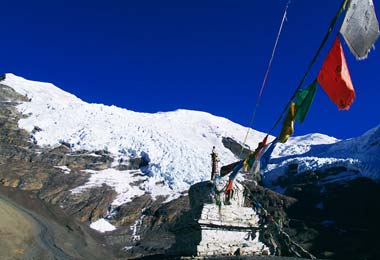 Tourists can clearly see the texture and the tip of Korola Glacier.