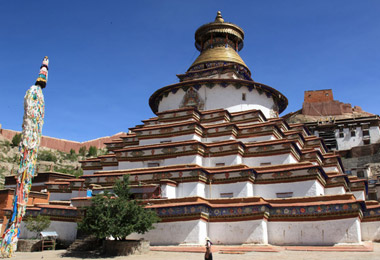Visit the splendid Kumbum Stupa in Pelkor Monastery.
