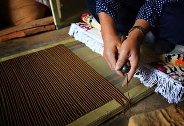 Wacth traditional Tibetan joss stick making in Nyemo County.