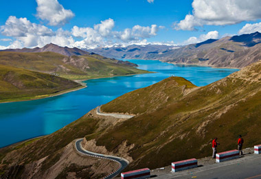 The marvelous Yamdrok Lake is one of the four holy lakes in Tibet.