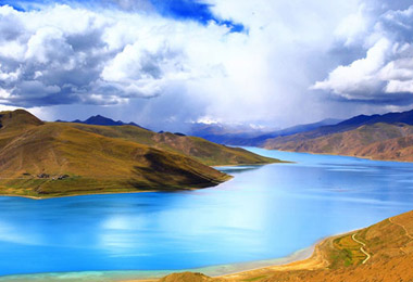 Marvel at the turquoise waters of Yamdrok-tso Lake