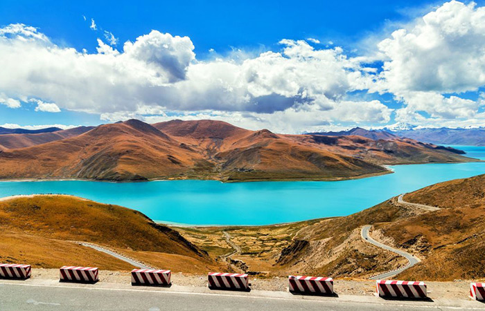 The marvelous Yamdrok Lake is one of the three holy lakes in Tibet