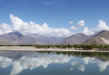Yarlung Tsangpo River along the way back to Lhasa