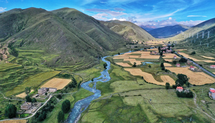 Sichuan-Tibet Highway via Xinduqiao