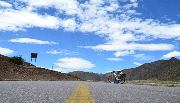 Cycle in Tibet in the ideal weather