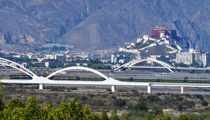 Get to Lhasa by Qinghai-Tibet train