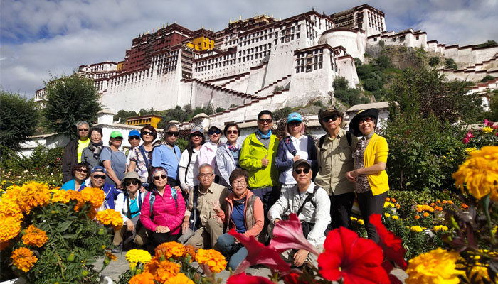 Malaysia clients visit Potala Palace in Tibet