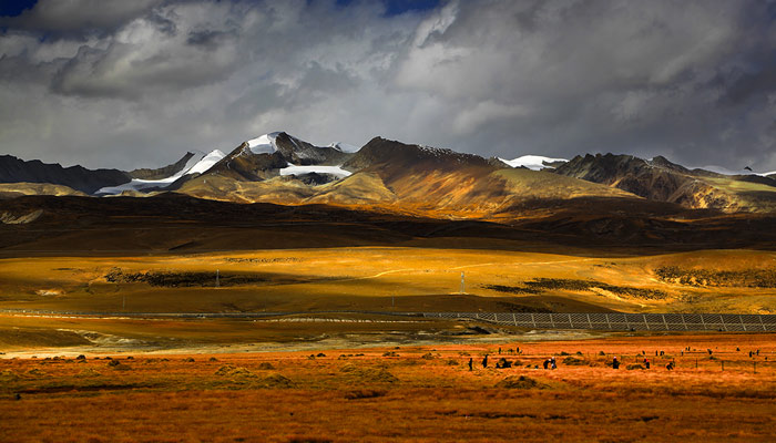 Nyenchen Tanglha Mountains