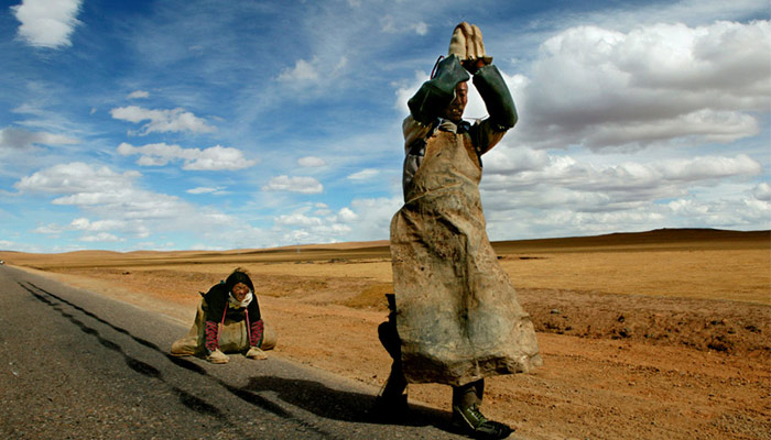 Lucky tourists can often see pilgrims performing their unique rituals