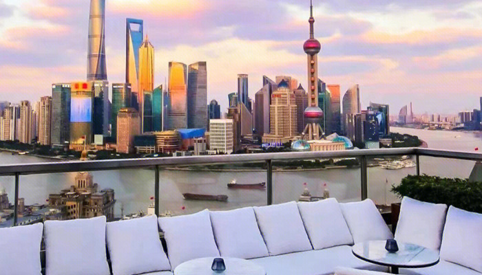Enjoy the scenery of the Bund in Shanghai