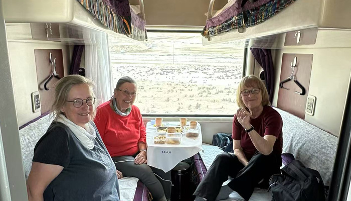 Get to Lhasa by Tibet train soft sleeper