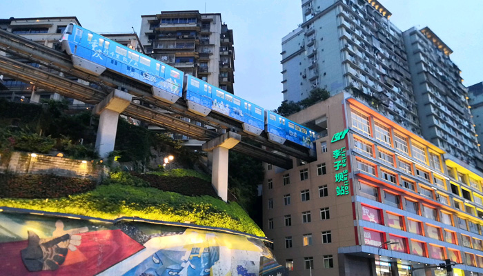 Experience the unique light rail in Chongqing