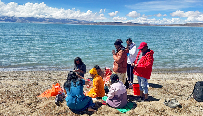 perform rituals at the Lake Manasarovar
