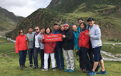 Should You Customize a Private Tour or Join in a Group Tour?