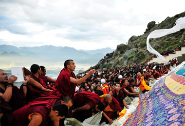 Each year the gigantic Buddha unfolding ceremony in Drepung Monastery draws huge crowds.
