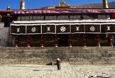A local Tibetan bows down to show his respect to Buddhas in Drepung Monastery.