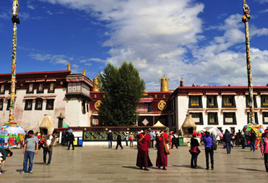 The front entrance of Jokhang Temple is packed with pilgims and tourists.