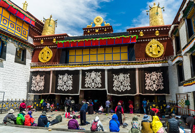 Every morning, there are many local pilgrims praying in front of the Jokhang Temple.