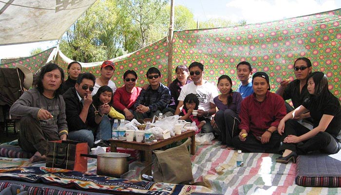 Take an outside picnic in Norbulingka