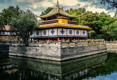 Norbulingka is the former summer palace of Dalai Lama.