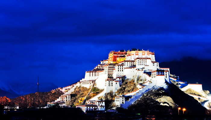 Enjoy the night view of Potala Palace
