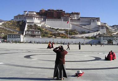 A local pilgrim at the square in front of the Potala Palace