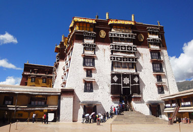 Tourists line up to enter the white palace of Potala Palace