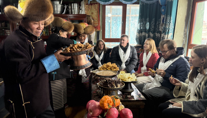 visit a local Tibetan home
