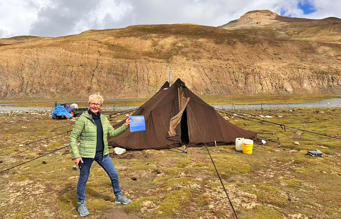 Visit black yak hair tent of Tibetan herdsman in Damxung Grasslands