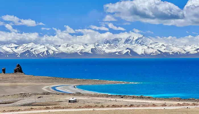 Namtso Lake and Nyenchen Tanglha Mountains