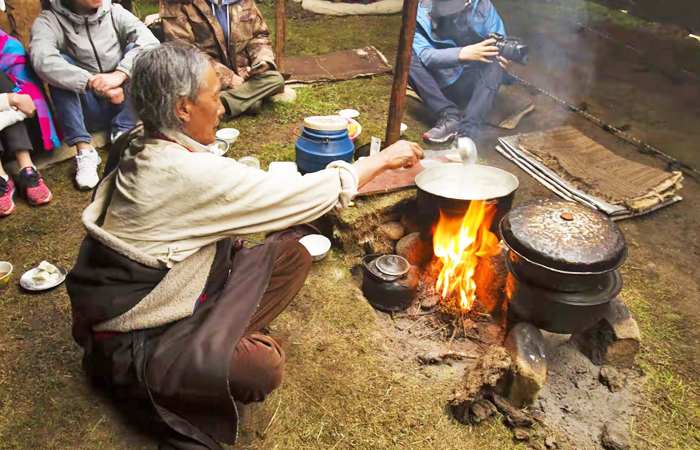Nomadic lunch in the Damxung Grasslands