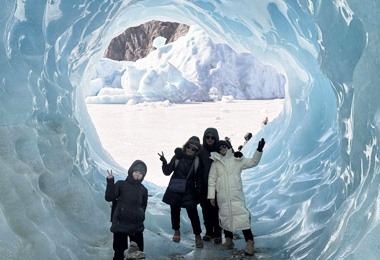 Laigu Glacier ice caves