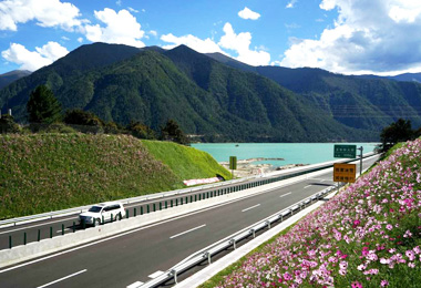 Lhasa-Nyingchi Expressway
