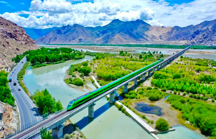 Lhasa-Nyingchi High-speed Train via Yarlung Tsangpo River