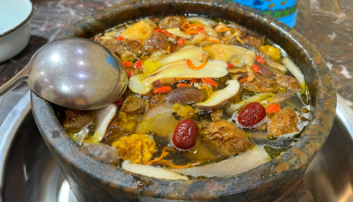 Stone Pot Chicken in Nyingchi Stone Pot Chicken in Nyingchi