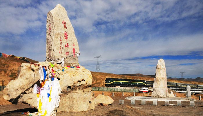 Tibet Train through the Kunlun Mountain Pass