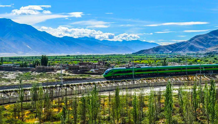 Lhasa to Shigatse train