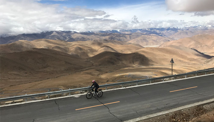 Cycling across Tibetan plateau