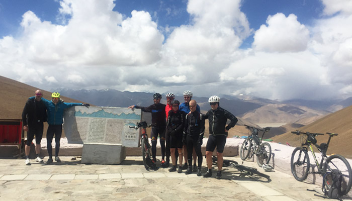 Cycling through Gawula Pass of Tibetan Plateau