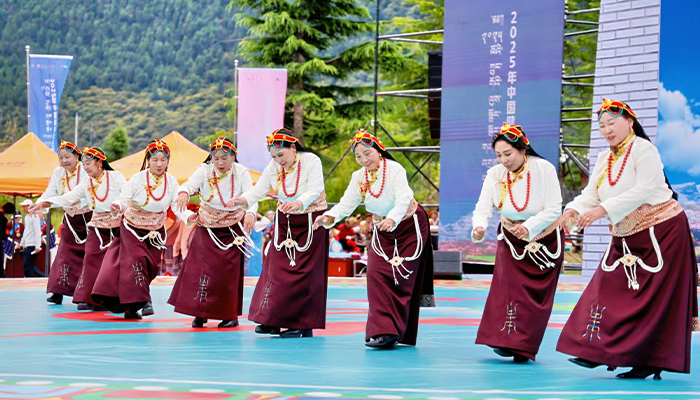 Guozhuang dance in Tibet